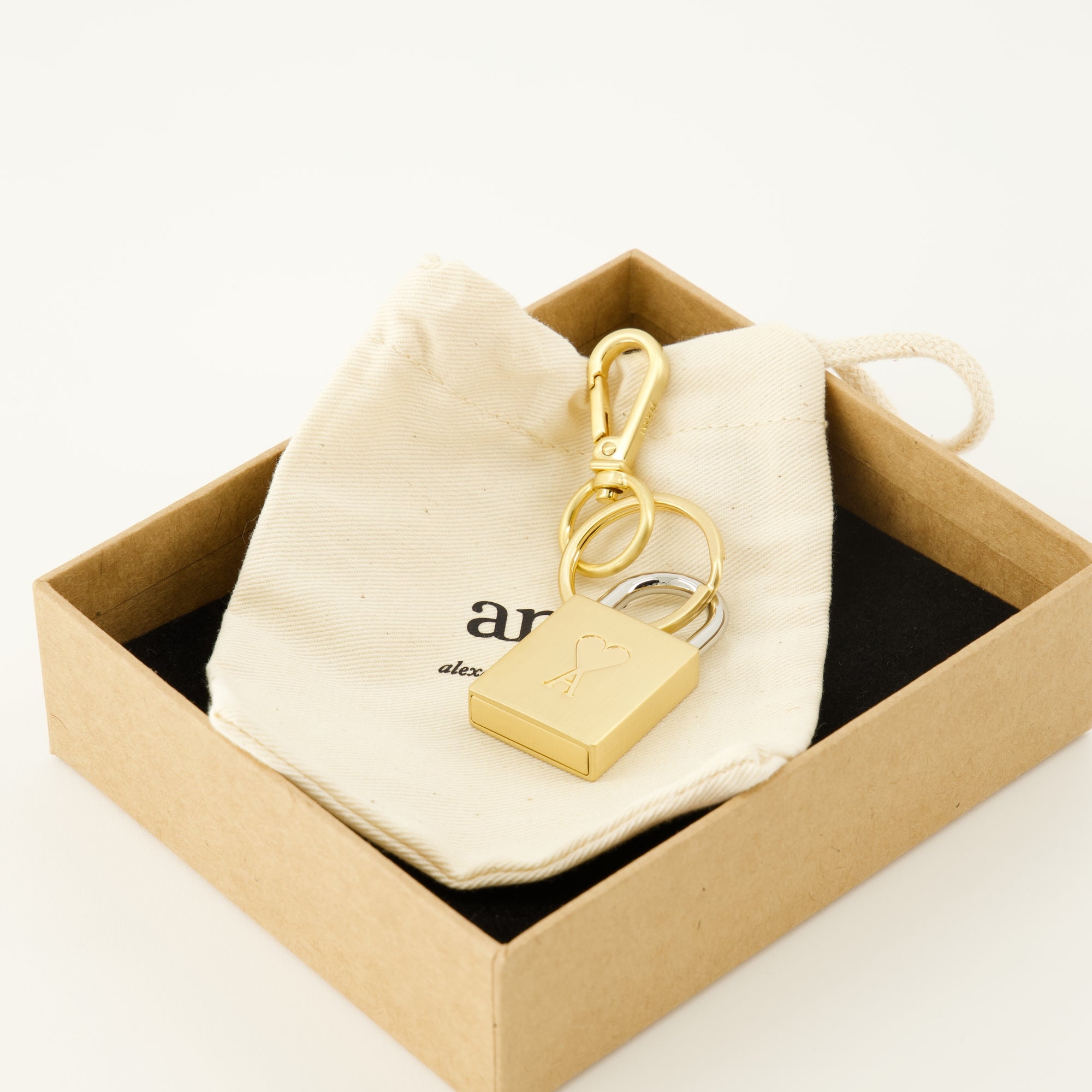 Image de l'article Porte-clés Ami de coeur cadenas de la marque Ami PARIS pour Unisex - Saison Automne-Hiver 2025 - Vue détaillée_3