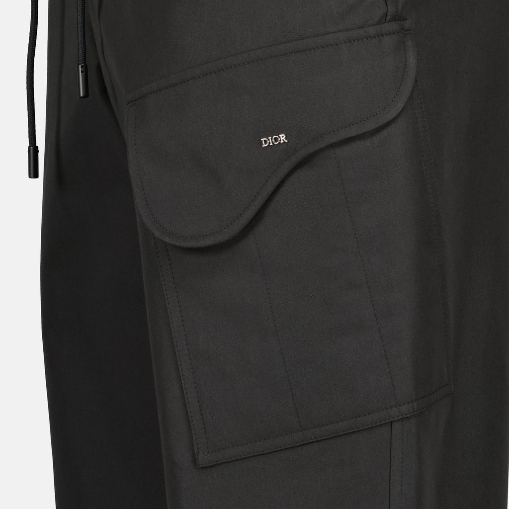 Imagen del pantalón cargo negro de Dior para Hombre - Temporada Primavera-Verano 2026 - Vista Detallada_1