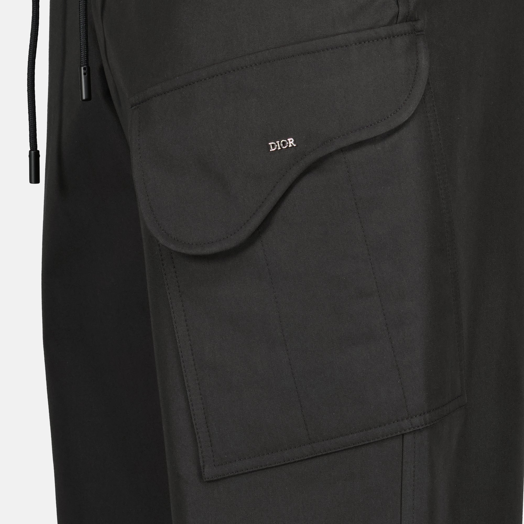 Imagen del pantalón cargo negro de Dior para Hombre - Temporada Primavera-Verano 2026 - Vista Detallada_1