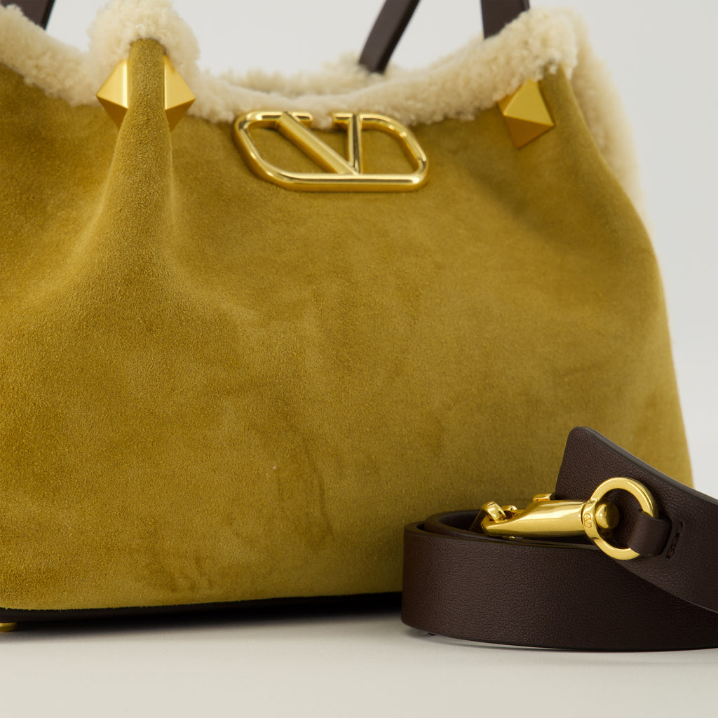 Immagine della borsa in suede e pelle di pecora di Valentino Garavani per donna - Stagione Autunno-Inverno 2025 - Vista Dettagliata 2