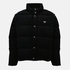 Imagem do casaco de puffer em veludo côtelé preto da marca Prada para Homem - Temporada Outono-Inverno 2025 - Vista Frontal