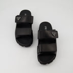 Chaussures ouvertes Sandales à brides en cuir Prada Noir Homme