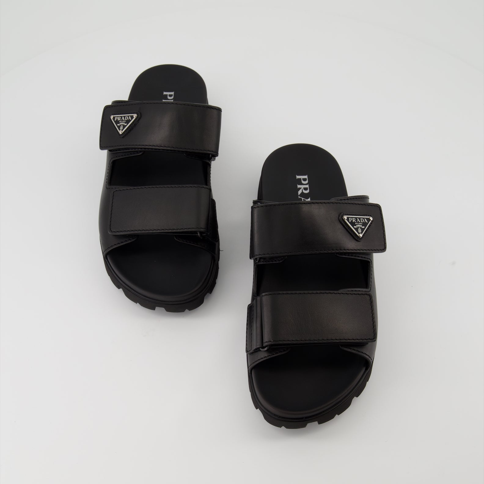 Chaussures ouvertes Sandales à brides en cuir Prada Noir Homme