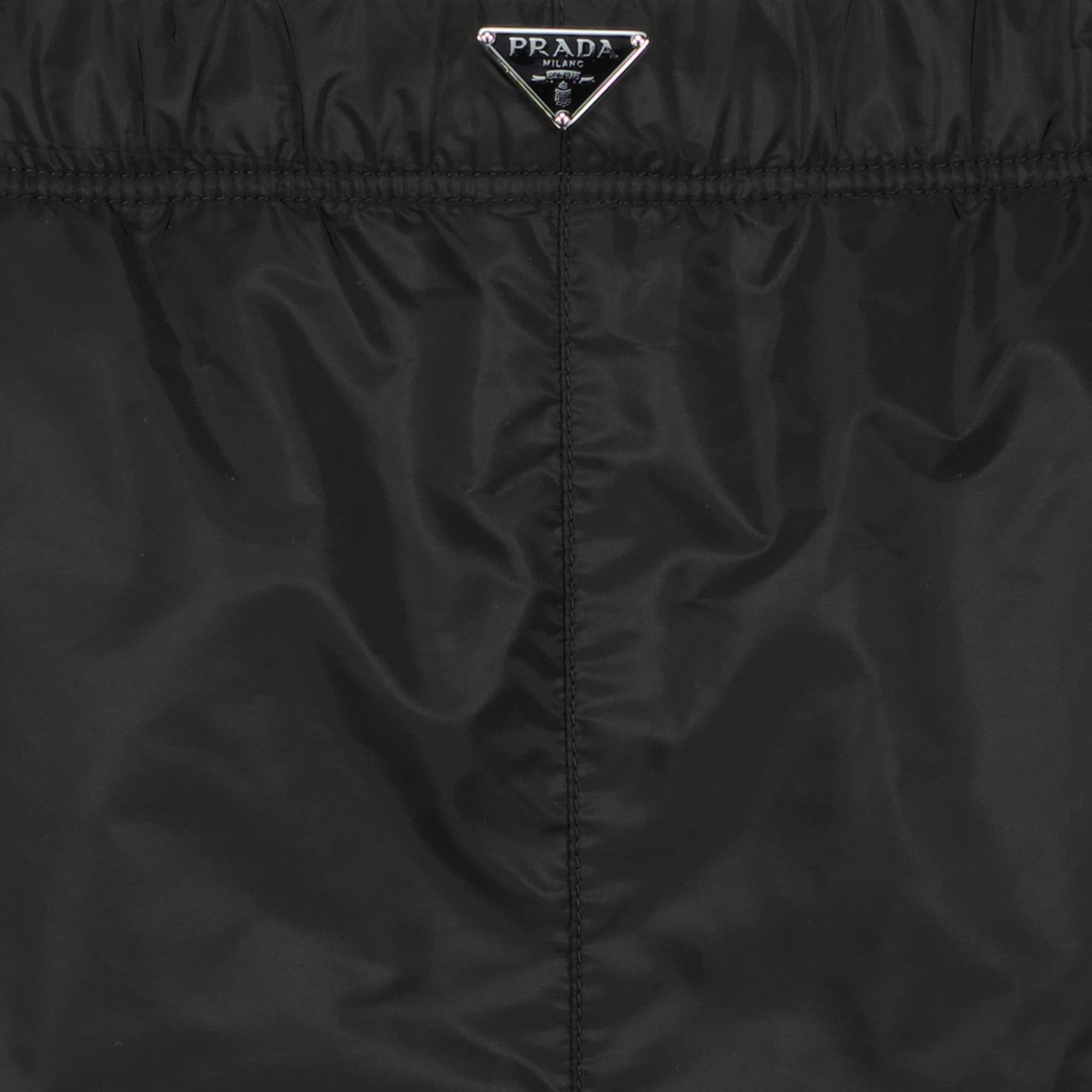 Bild des Prada Herren Badeanzugs aus schwarzem Re-Nylon - Frühling-Sommer 2026 - Detailansicht_1