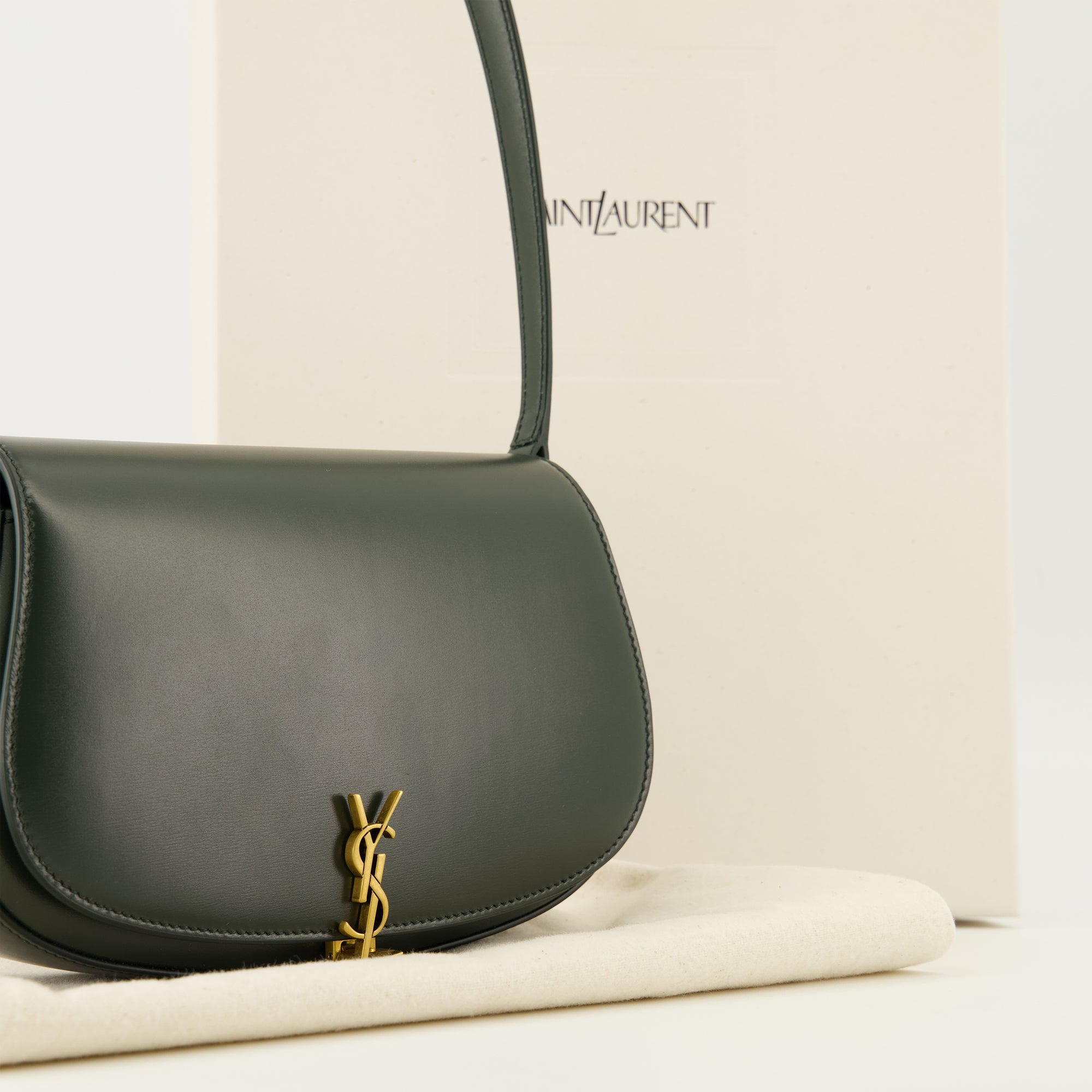 Image de l'article Sac Voltaire mini vert foncé de la marque Saint Laurent pour Femme - Saison Automne-Hiver 2025 - Vue détaillée_2
