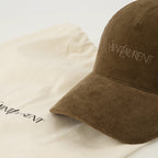 Imagen de la gorra de terciopelo marrón de Saint Laurent para hombres - Temporada Primavera-Verano 2026 - Vista Detallada 3