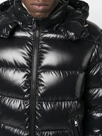 Imagem da doudoune Maya da marca Moncler para Homem - Época Outono-Inverno 2025 - Vista Detalhada_5