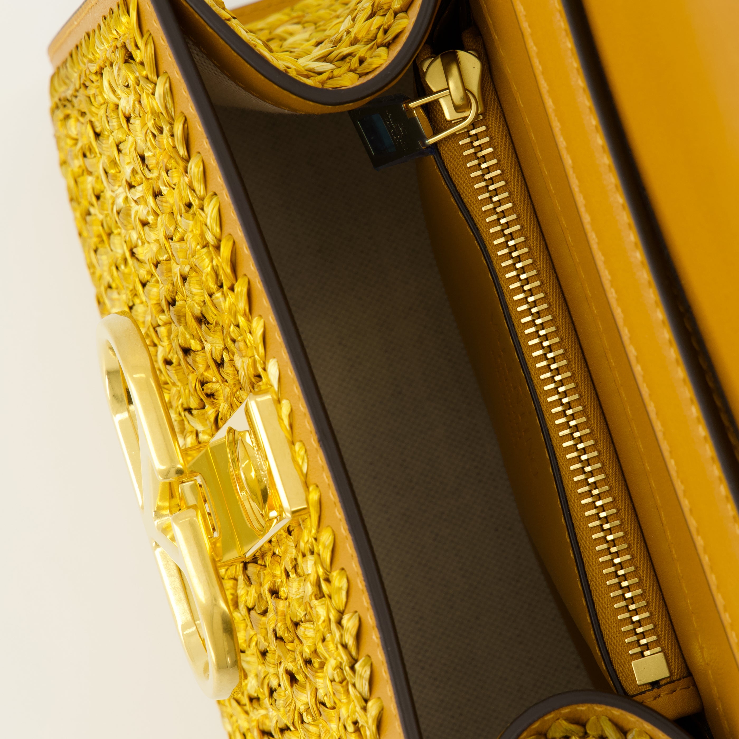 Sacs à main et épaule Mini Sac VSling en tissu effet raphia doré Valentino Garavani Doré Femme