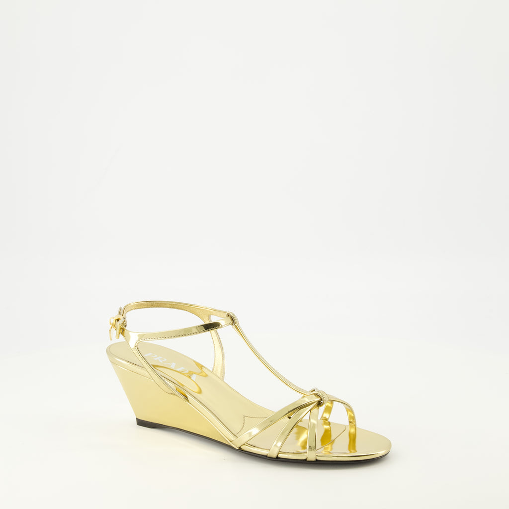 Imagen del artículo Sandalias de tacón de cuero sintético dorado de la marca Prada para mujer - Temporada Primavera-Verano 2026 - Vista tres cuartos frontal derecha