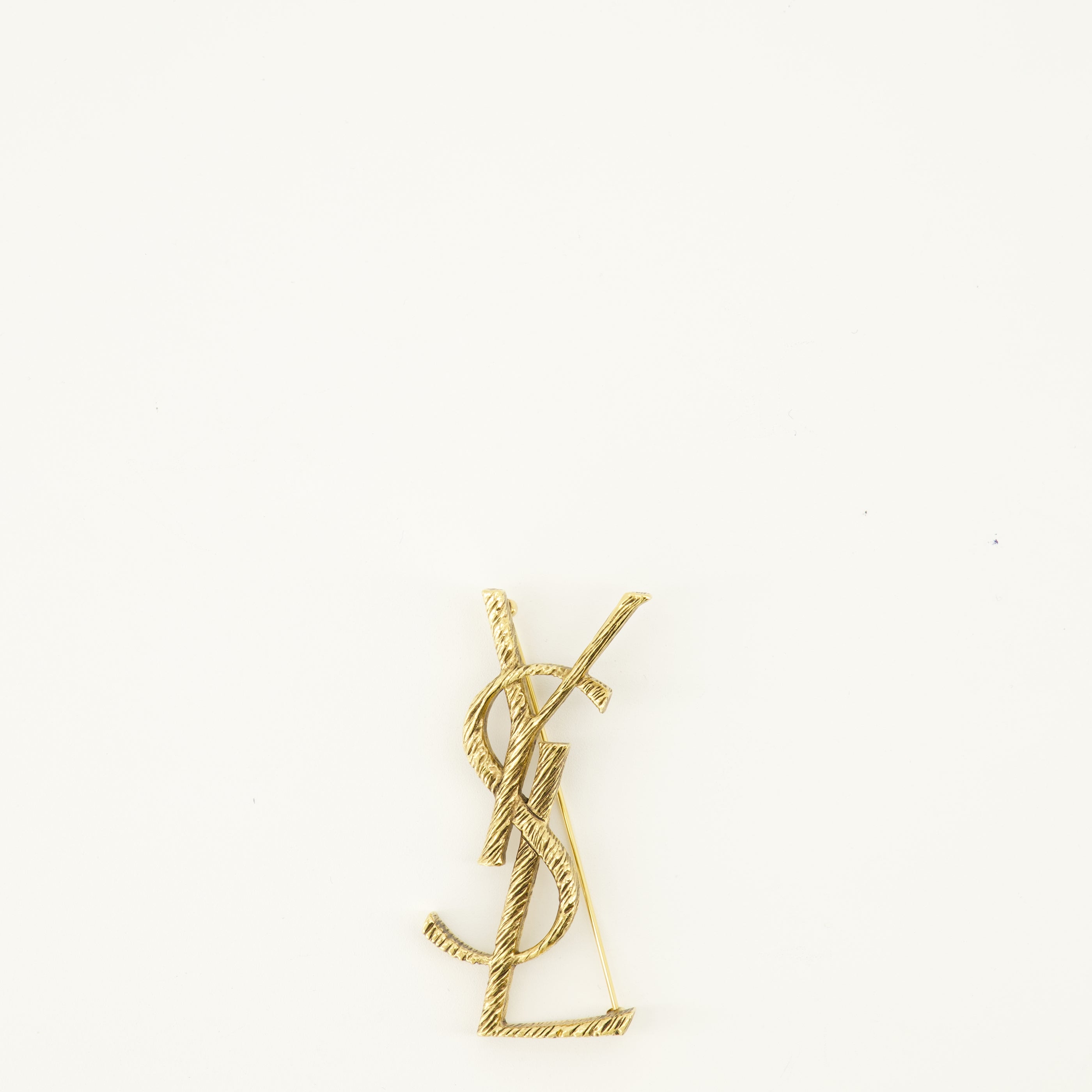 Immagine dell'articolo Spilla Cassandre dorata in ottone del marchio Saint Laurent per Donna - Stagione Primavera-Estate 2026 - Vista Fronte