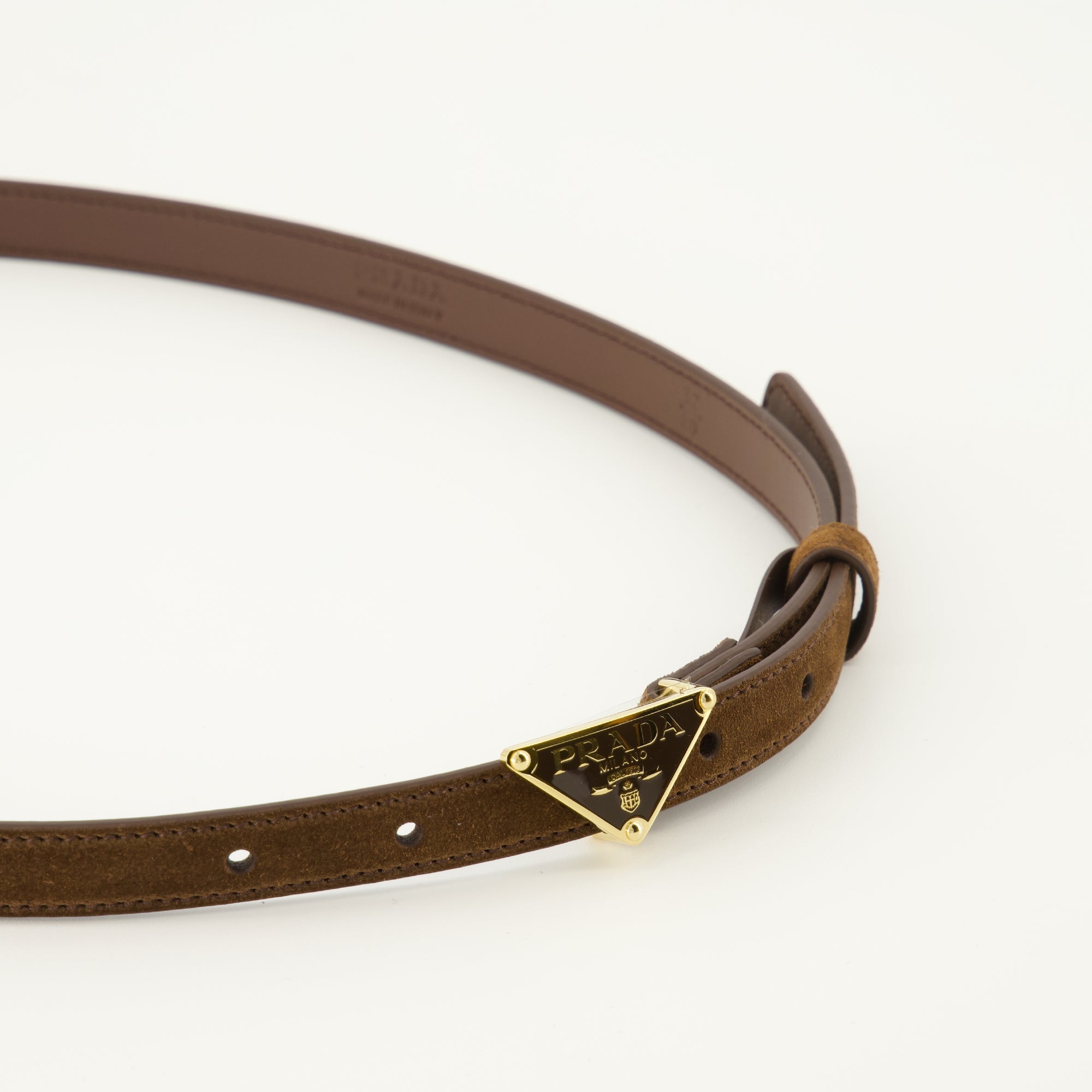 Image of the Prada Women's Saffiano Slim Belt - Fall-Winter 2025 - Detailed View 2