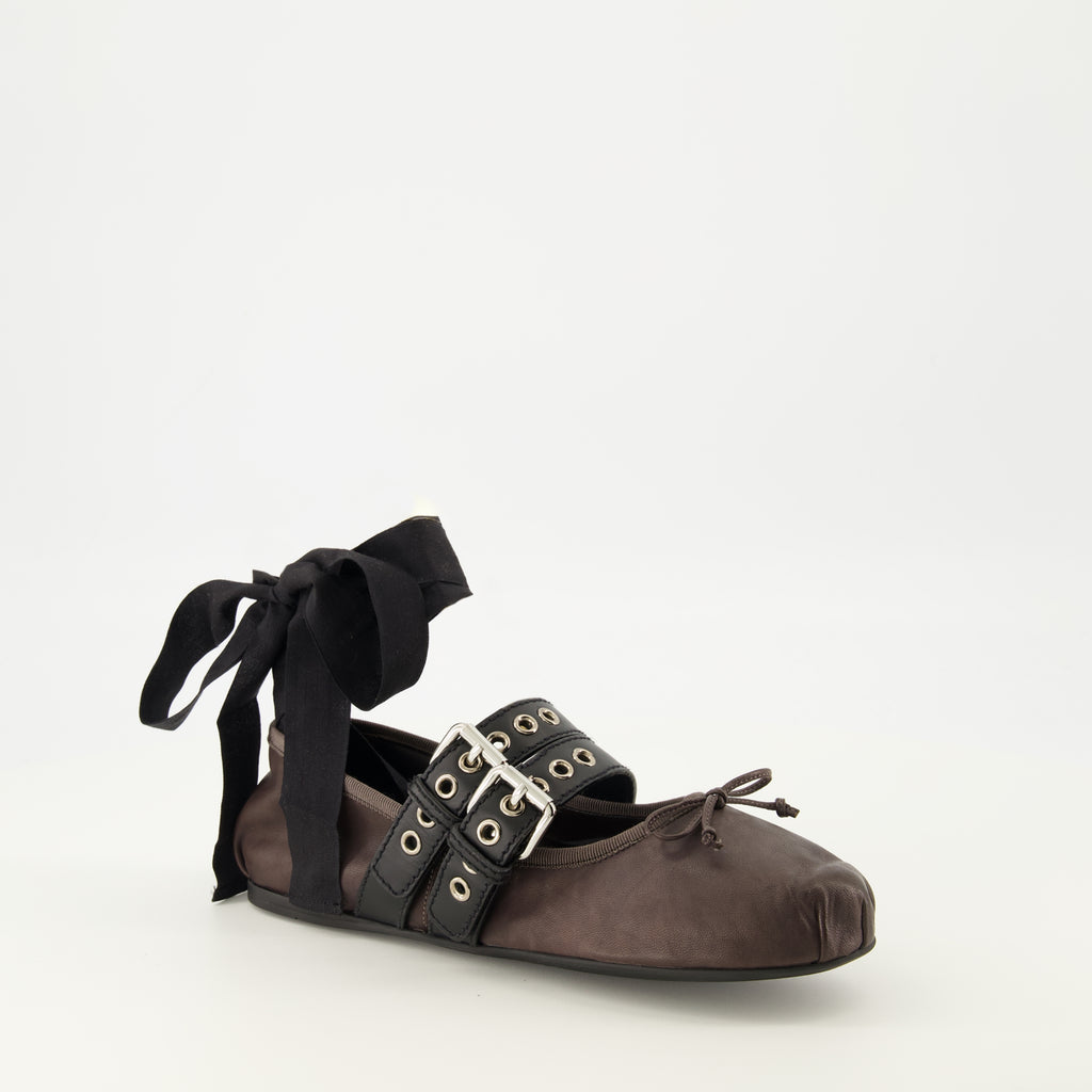 Imagen de las Bailarinas de Cuero con Correas y Lazada de Miu Miu para Mujer - Temporada Primavera-Verano 2026 - Vista Tres Cuartos Frontal Derecha
