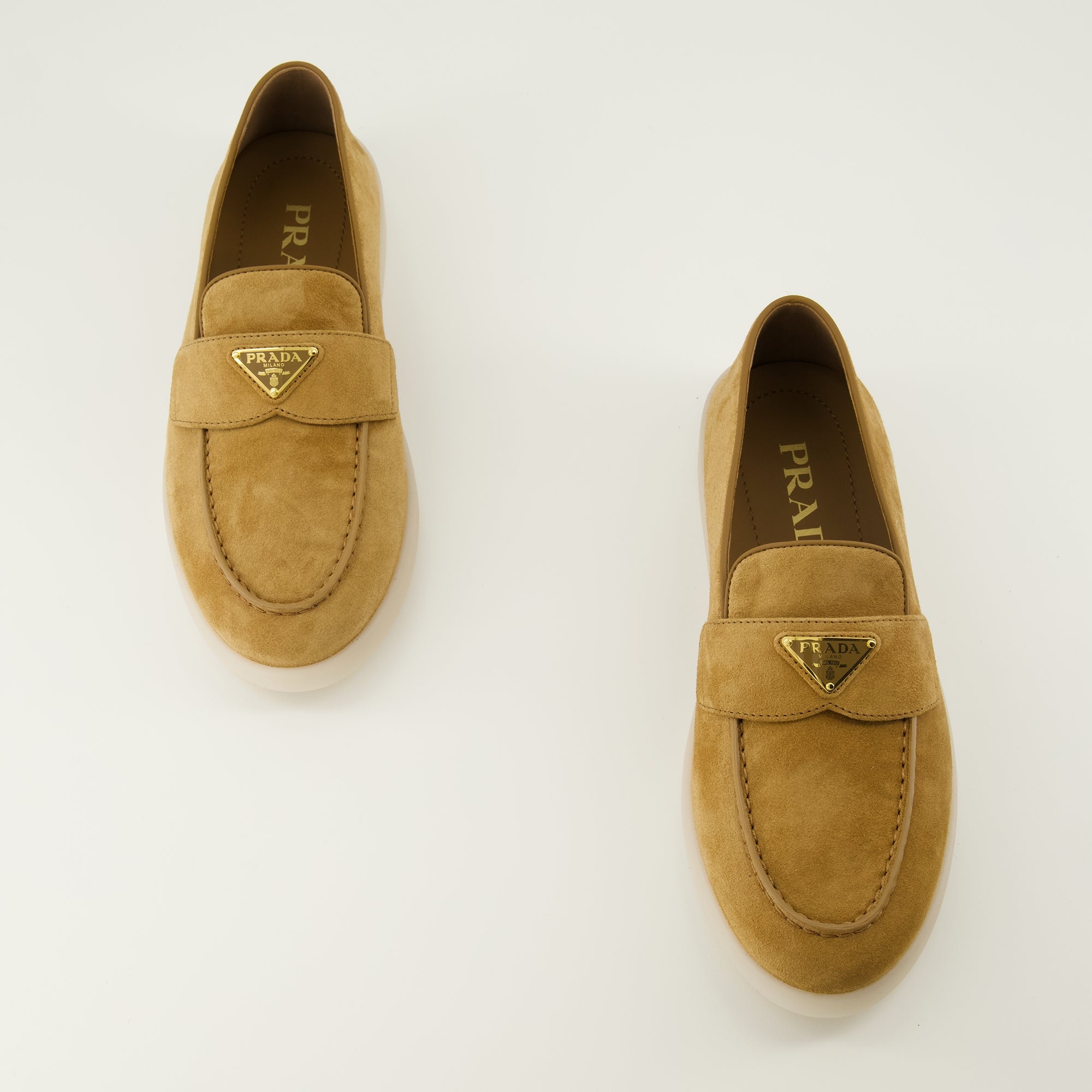 Imagen de los mocasines de cuero nobuck marrón de Prada para Mujer - Temporada Primavera-Verano 2026 - Vista superior do par de zapatos