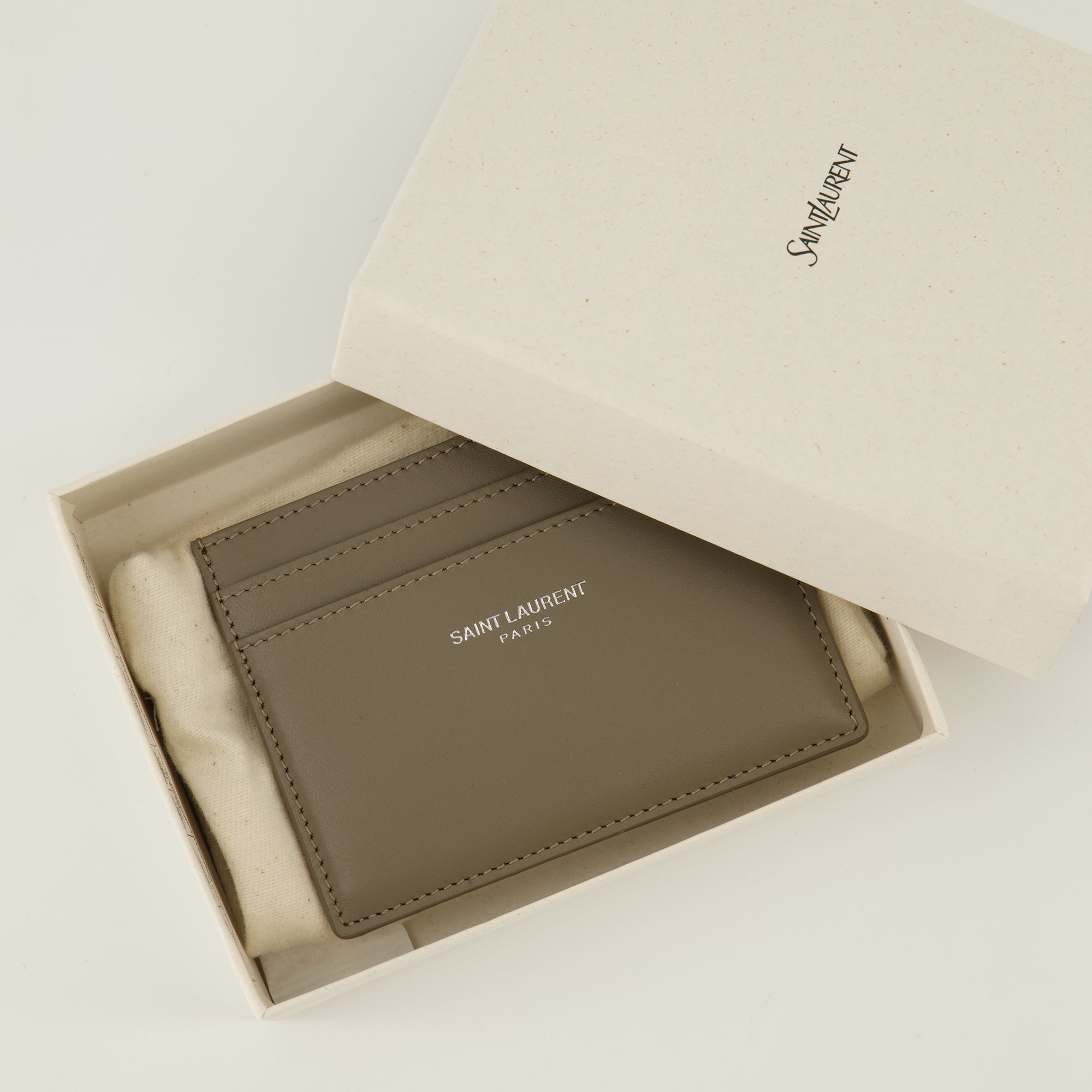 Image of the khaki leather cardholder from the brand Saint Laurent for Men - Spring-Summer 2026 - Detailed View 3