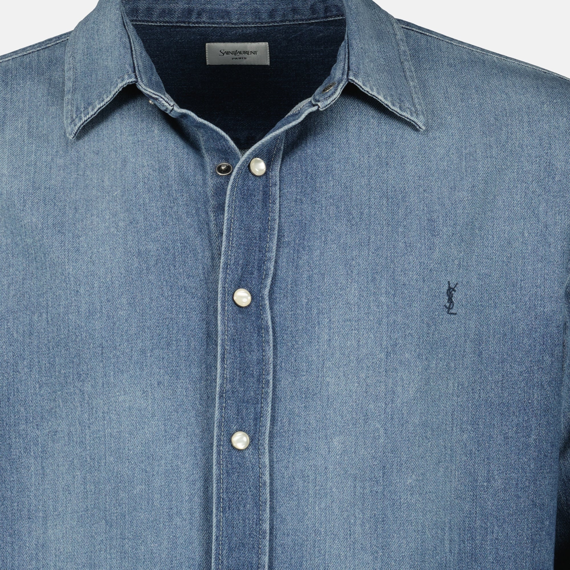 Immagine della Camicia Cassandre in denim di Saint Laurent per Uomo - Collezione Primavera-Estate 2026 - Vista Dettagliata 2