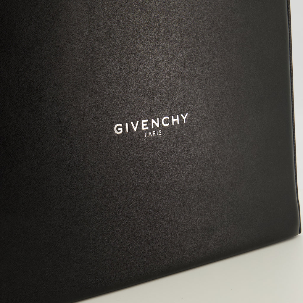 Immagine dell'articolo Pochette Antigona Stamped nera del marchio Givenchy per Uomo - Collezione Primavera-Estate 2026 - Vista Dettagliata 2