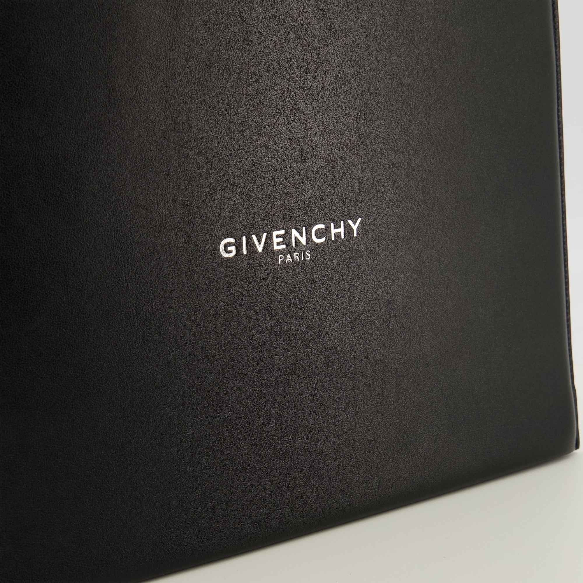 Image de l'article Pochette Antigona Stamped noir de la marque Givenchy pour Homme - Saison Printemps-Été 2026 - Vue détaillée_2