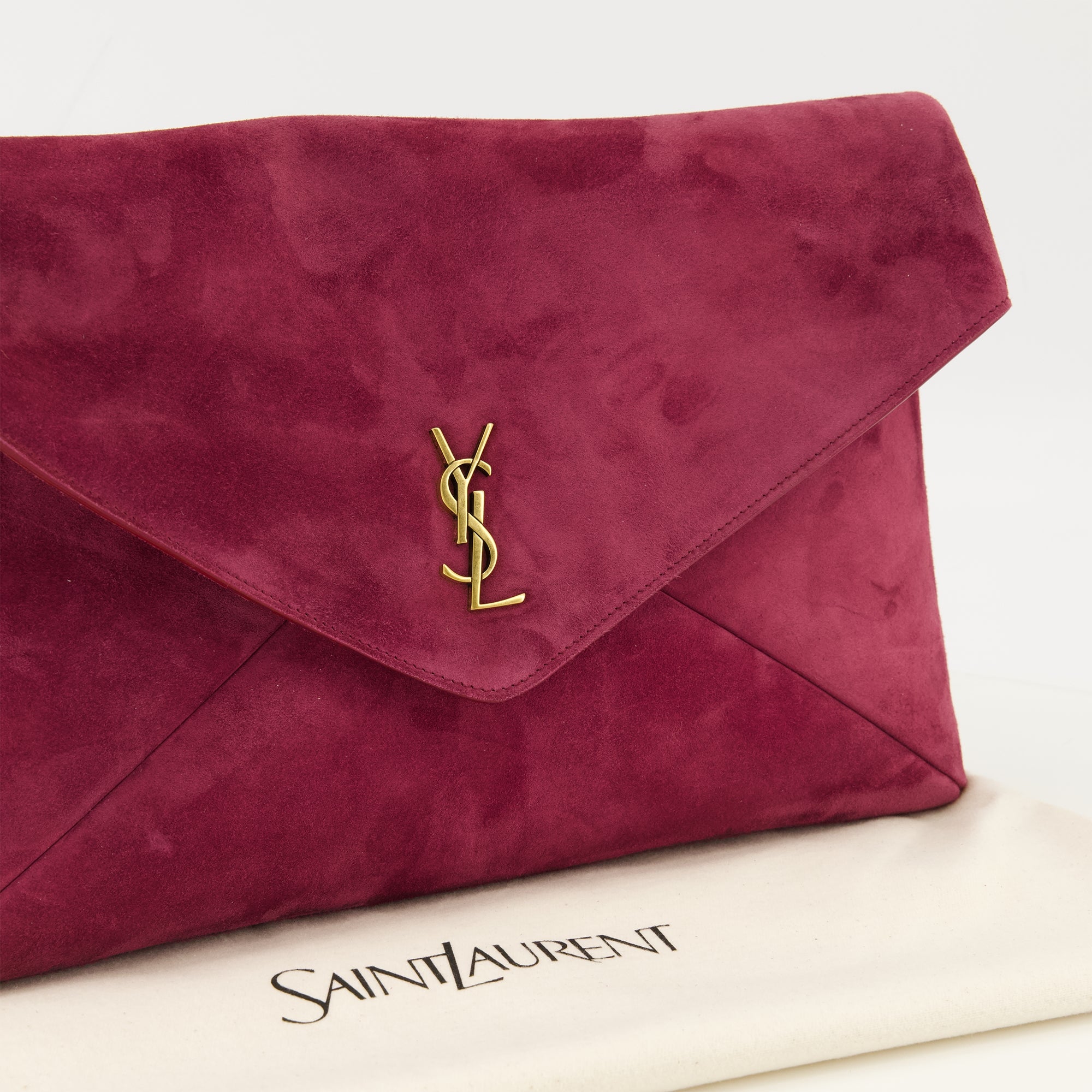 Image de l'article Pochette Cassandre en cuir suède violette de la marque Saint Laurent pour Femme - Saison Printemps-Été 2026 - Vue détaillée_2