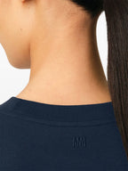 Imagem da t-shirt de mangas longas 'Ami de cœur' da marca Ami PARIS para Unisex - Temporada Outono-Inverno 2025 - Vista Detalhada 5