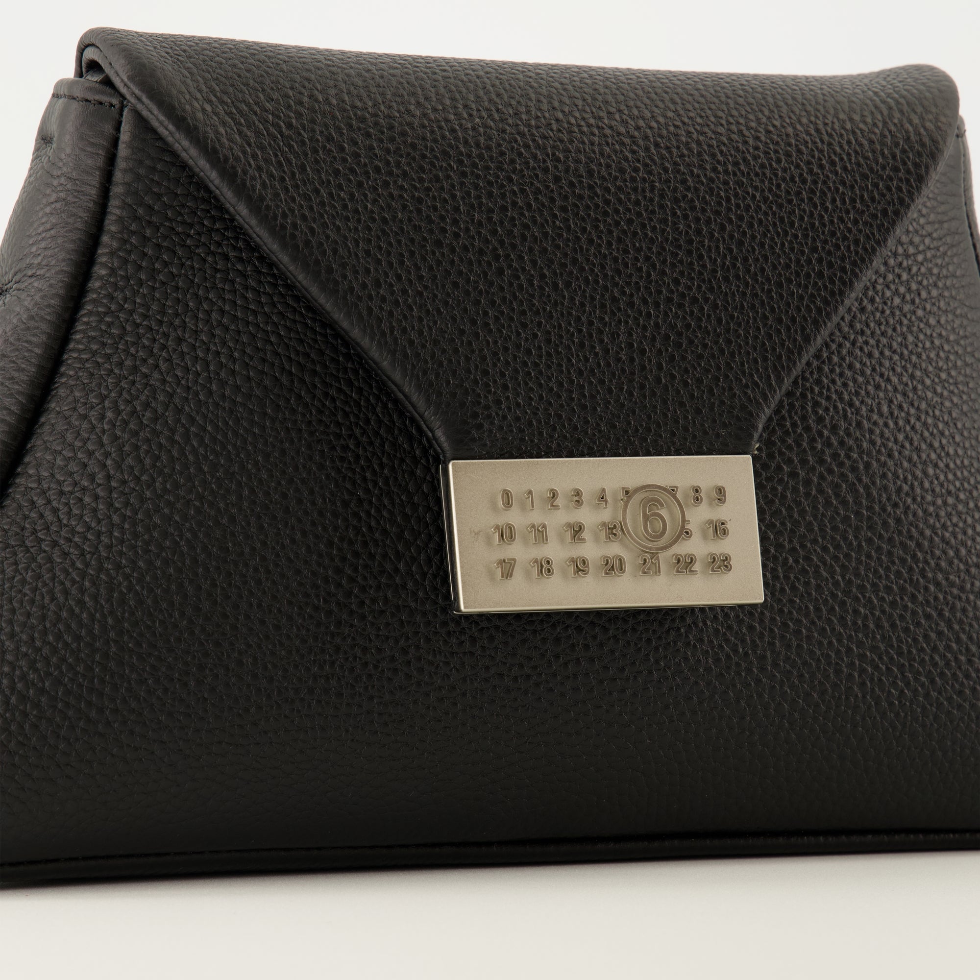 Image de l'article Pochette Numeric de la marque Mm6 pour Femme - Saison Automne-Hiver 2025 - Vue détaillée_2