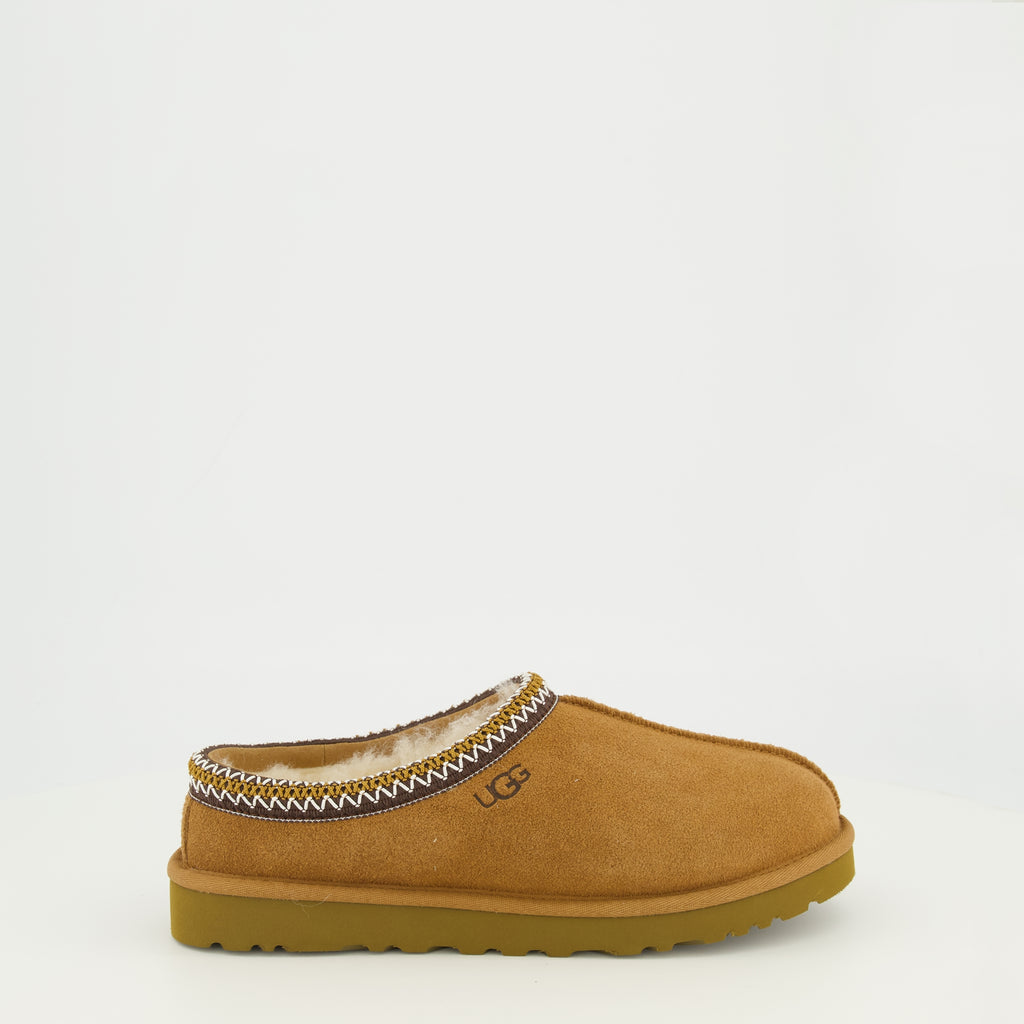 Imagem do artigo Mules Tasman II castanho da marca Ugg para Homem - Temporada Primavera-Verão 2026 - Vista lateral direita