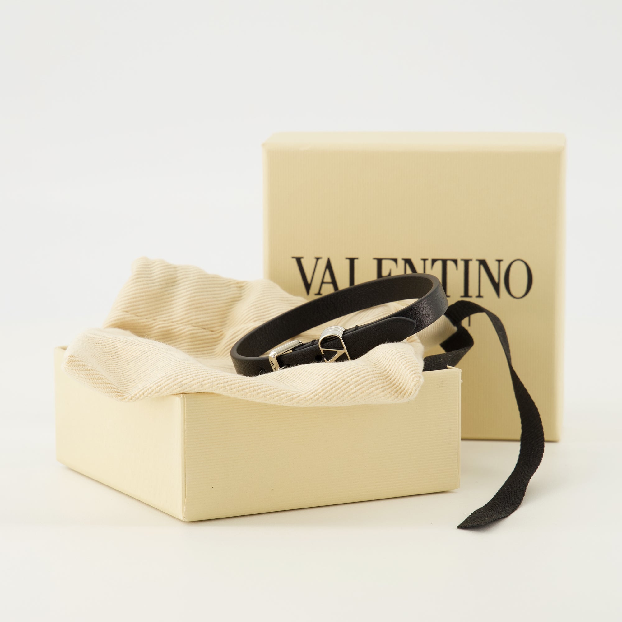Imagen del brazalete Ovalette de cuero negro de Valentino Garavani para hombre - Temporada Primavera-Verano 2026 - Vista Detallada_3