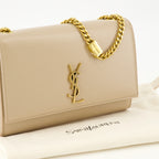 Imagem da bolsa New Kate small bege da marca Saint Laurent para Mulheres - Temporada Primavera-Verão 2026 - Vista Detalhada 2
