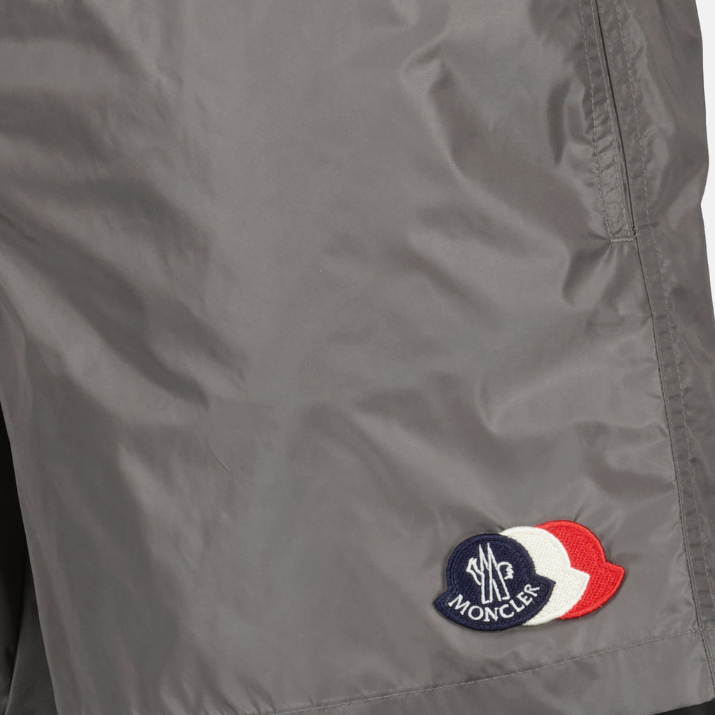 Image de l'article Short de bain à logo gris en nylon de la marque Moncler pour Homme - Saison Printemps-Été 2026 - Vue détaillée_1