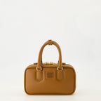 Imagen del mini bolso Arcadie marrón de la marca Miu Miu para Mujer - Temporada Otoño-Invierno 2025 - Vista Frontal