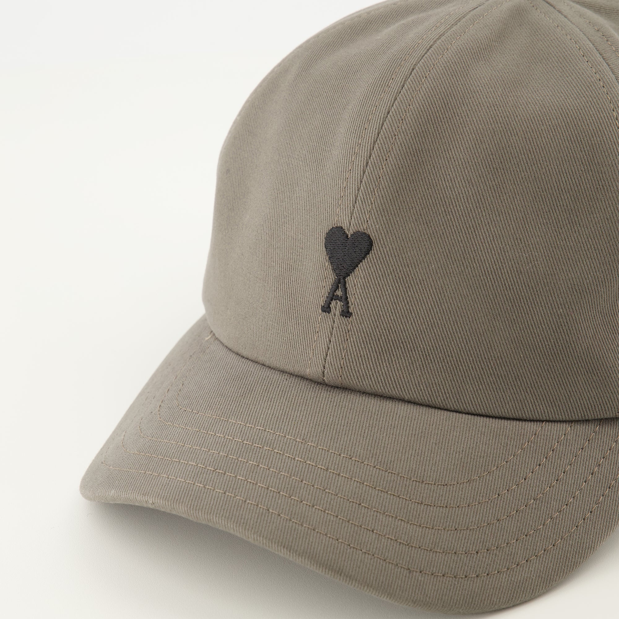 Bild des Artikels Graue Ami Herzmütze der Marke Ami PARIS für Unisex - Frühjahr-Sommer Saison 2026 - Detaillierte Ansicht_3