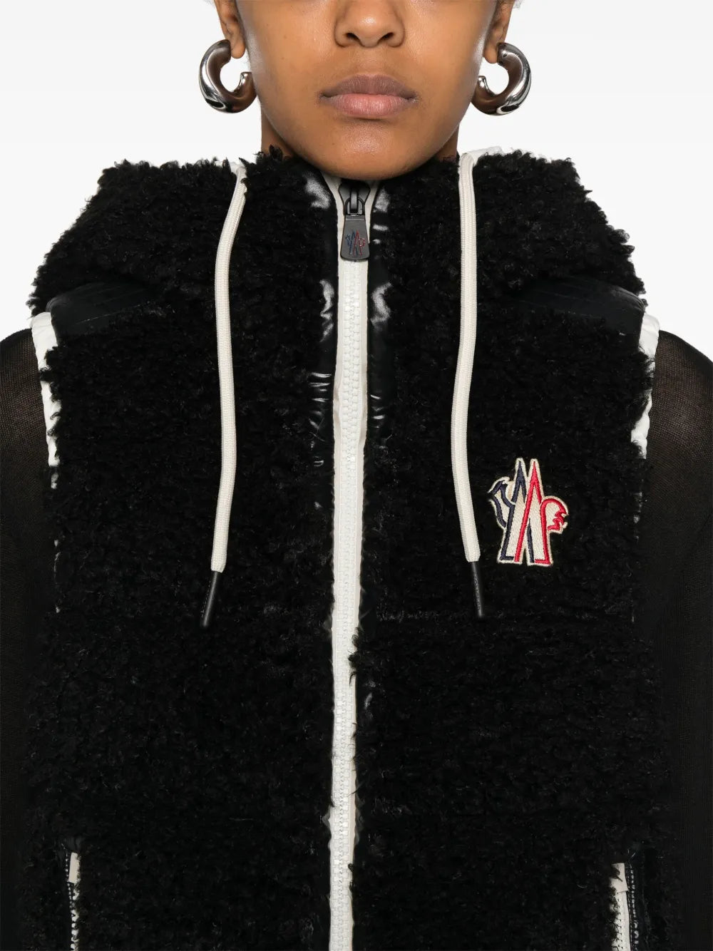 Bild des ärmellosen Mantels der Marke Moncler Grenoble für Damen - Herbst-Winter 2025 - Detailansicht_5