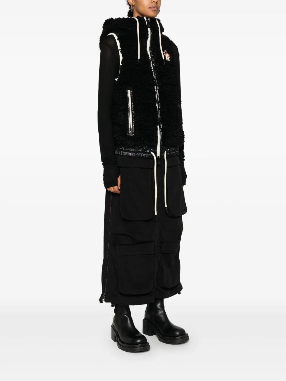 Bild des ärmellosen Mantels der Marke Moncler Grenoble für Damen - Herbst-Winter 2025 - Detailansicht_1