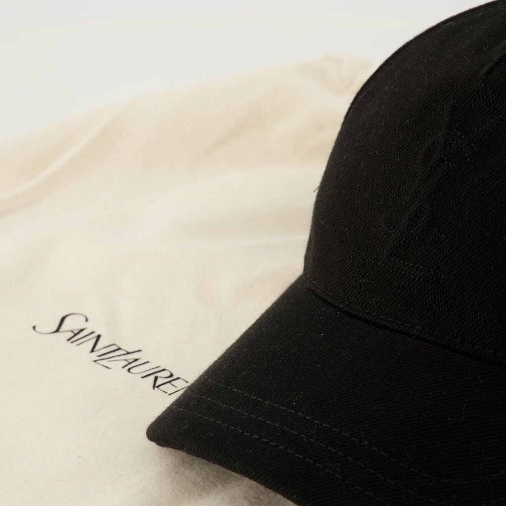 Image de l'article Casquette à logo en denim noir de la marque Saint Laurent pour Homme - Saison Printemps-Été 2026 - Vue détaillée_3