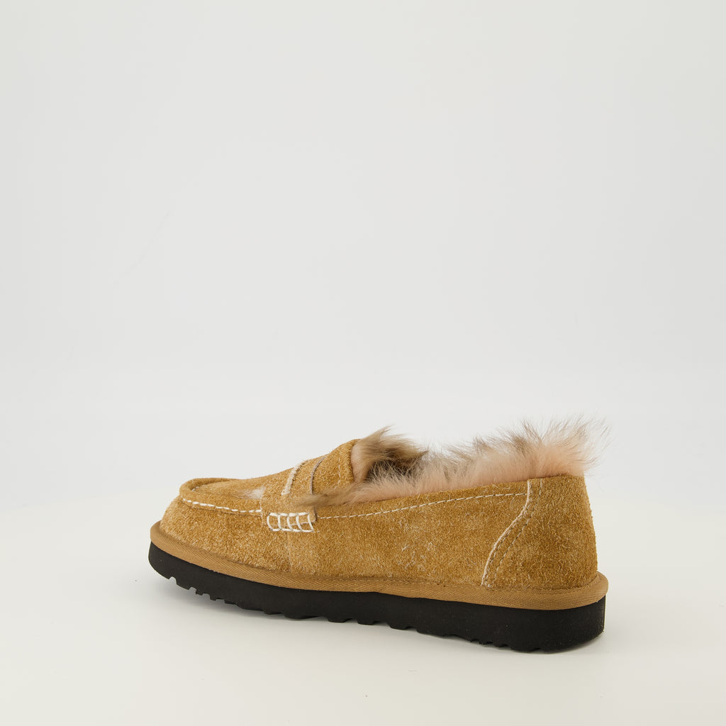 Imagen de los mocasines marrones Ellis de la marca Ugg para Mujer - Temporada Primavera-Verano 2026 - Vista tres cuartos trasera derecha