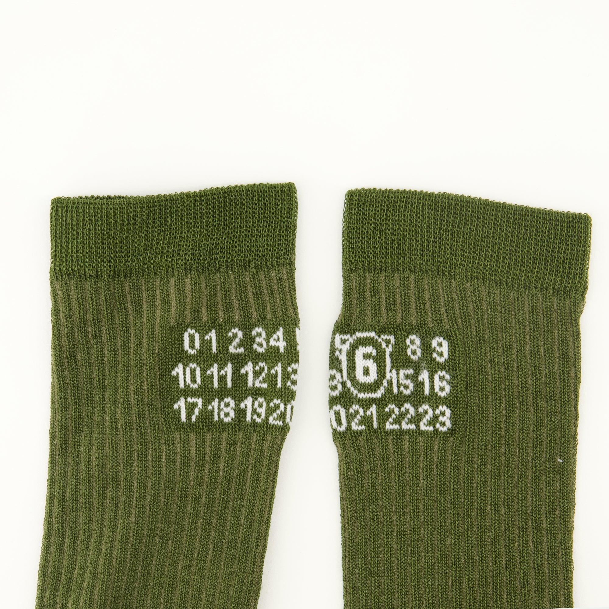 Image de l'article Chaussetes Numeric kaki de la marque Mm6 pour Femme - Saison Printemps-Été 2026 - Vue détaillée_2