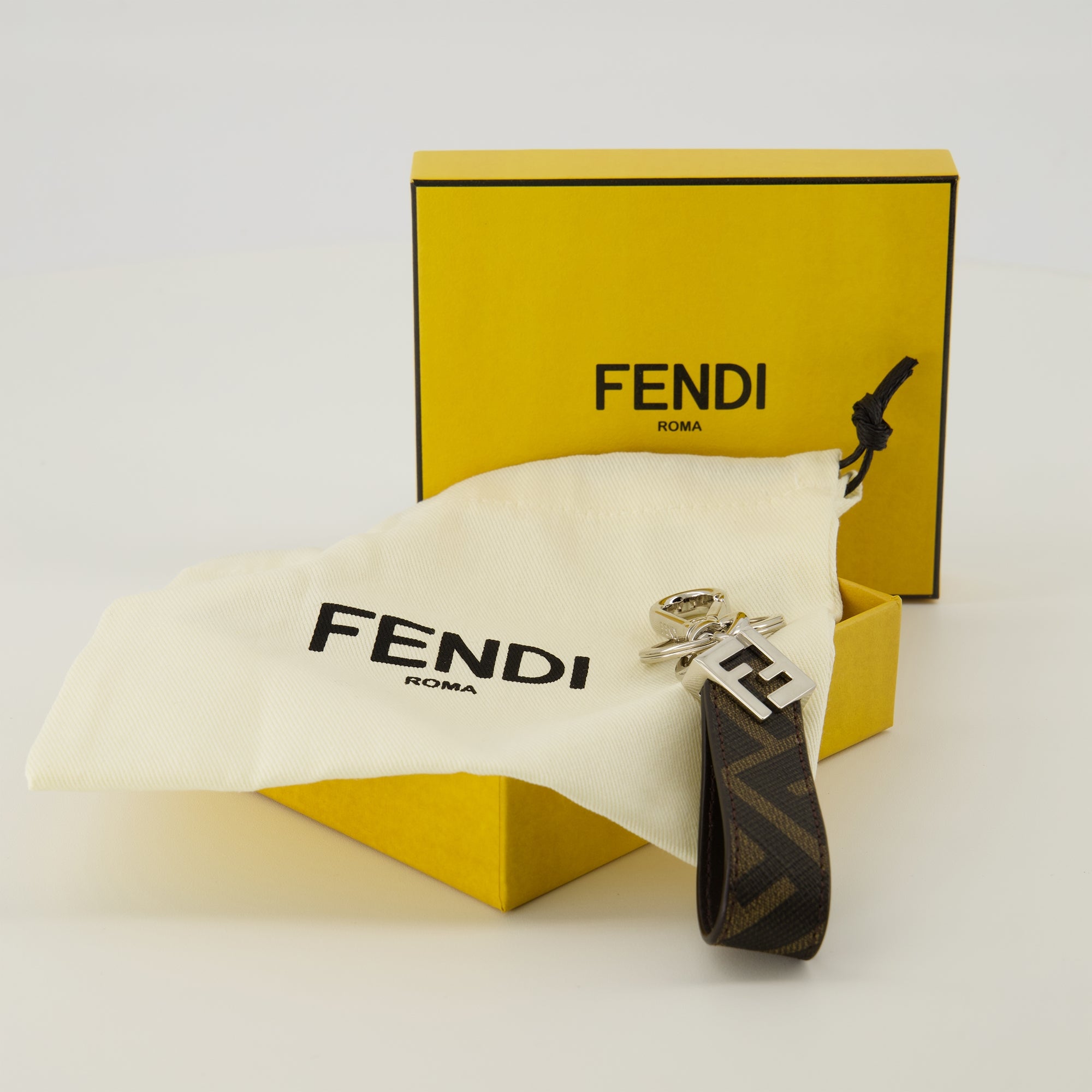 Imagen del llavero Squared FF marrón de la marca Fendi para Hombre - Temporada Primavera-Verano 2026 - Vista Detallada_3