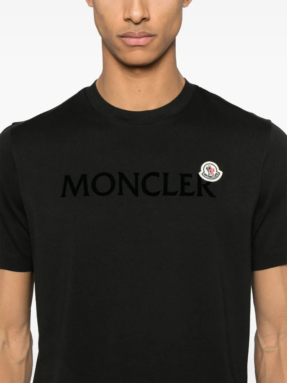 Image of the men's Moncler logo t-shirt - Autumn-Winter Season 2025 - Detailed View_4