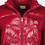 Bild des roten Cardigans mit Reißverschluss aus zwei Materialien der Marke Moncler für Damen - Frühjahr-Sommer 2026 - Detaillierte Ansicht_2