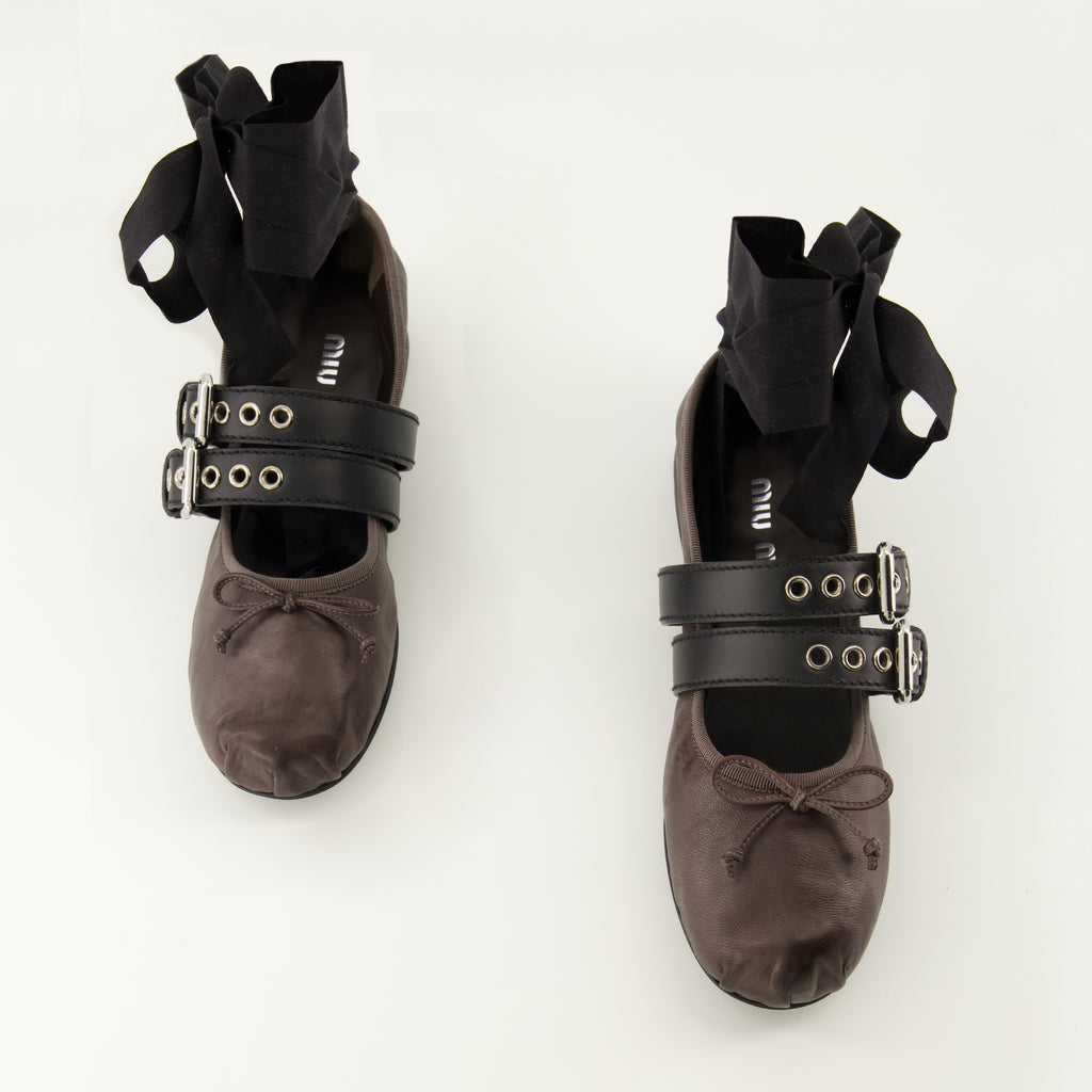 Imagen de las Bailarinas de Cuero con Correas y Lazada de Miu Miu para Mujer - Temporada Primavera-Verano 2026 - Vista Superior del Par de Zapatos