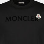 モンクレールのメンズ用黒のロゴエンボスTシャツの記事の画像 - 春夏シーズン2026 - 詳細ビュー_1