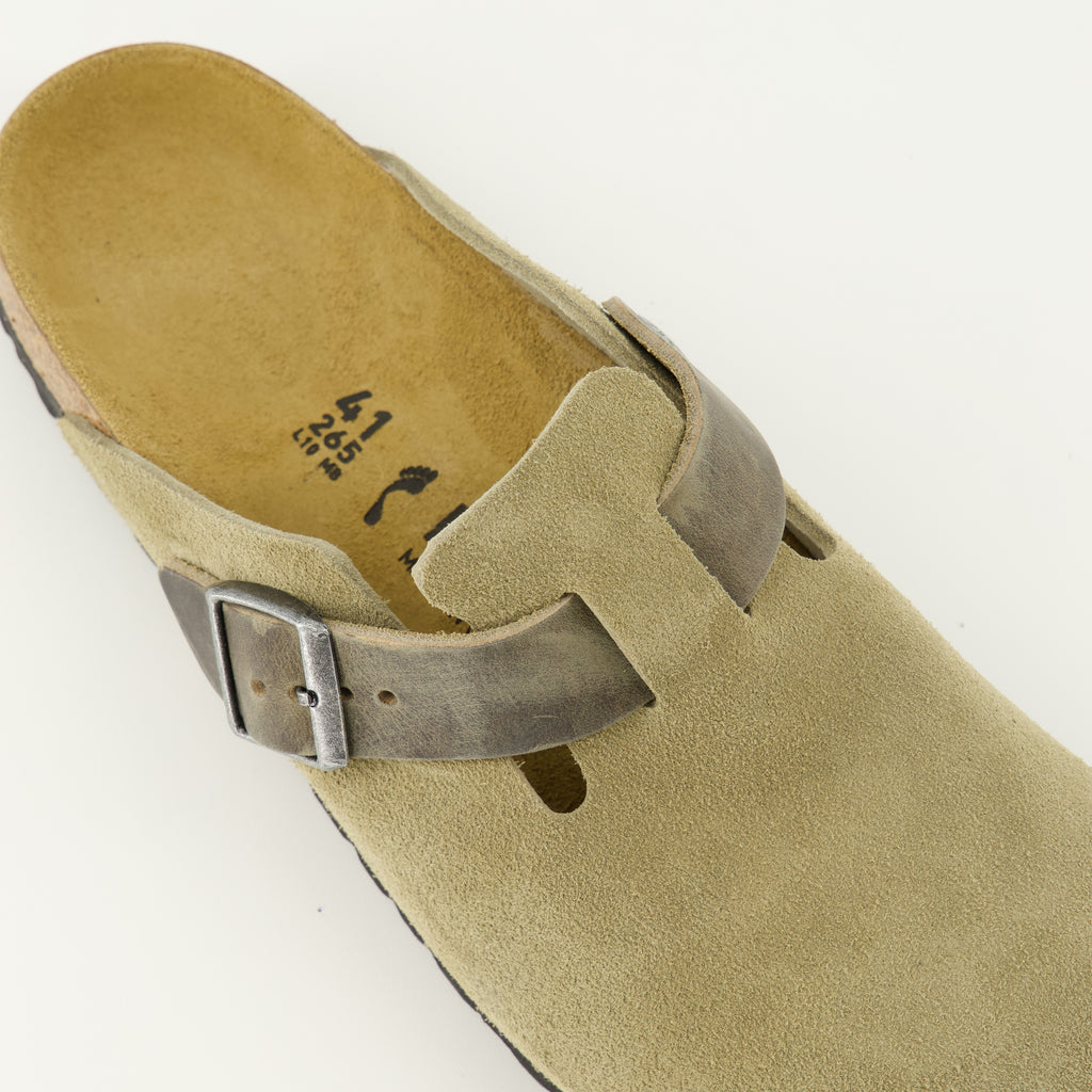 Birkenstock 브랜드의 남성용 카키 스웨이드 뮬 기사 이미지 - 2026 봄-여름 시즌 - 세부 상단 보기