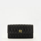 Imagen de la billetera cruzada negra de la marca Miu Miu para mujer - Temporada Primavera-Verano 2026 - Vista Frontal