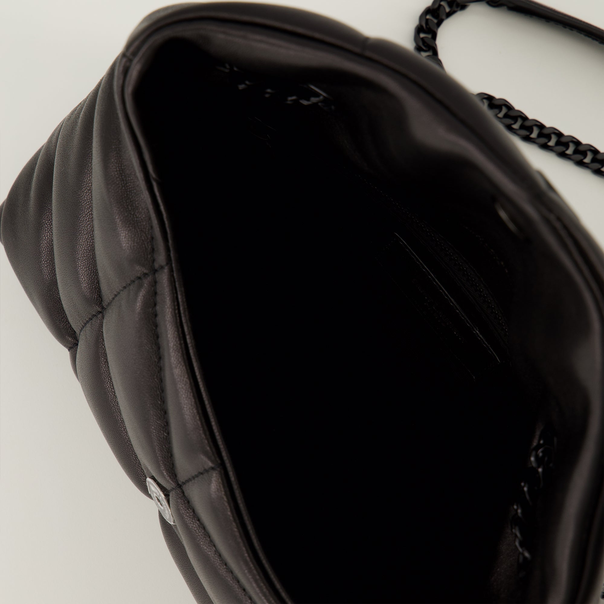 Immagine dell'articolo Borsa Puffer toy in pelle nera del marchio Saint Laurent per Donna - Stagione Autunno-Inverno 2025 - Vista Dettagliata_3
