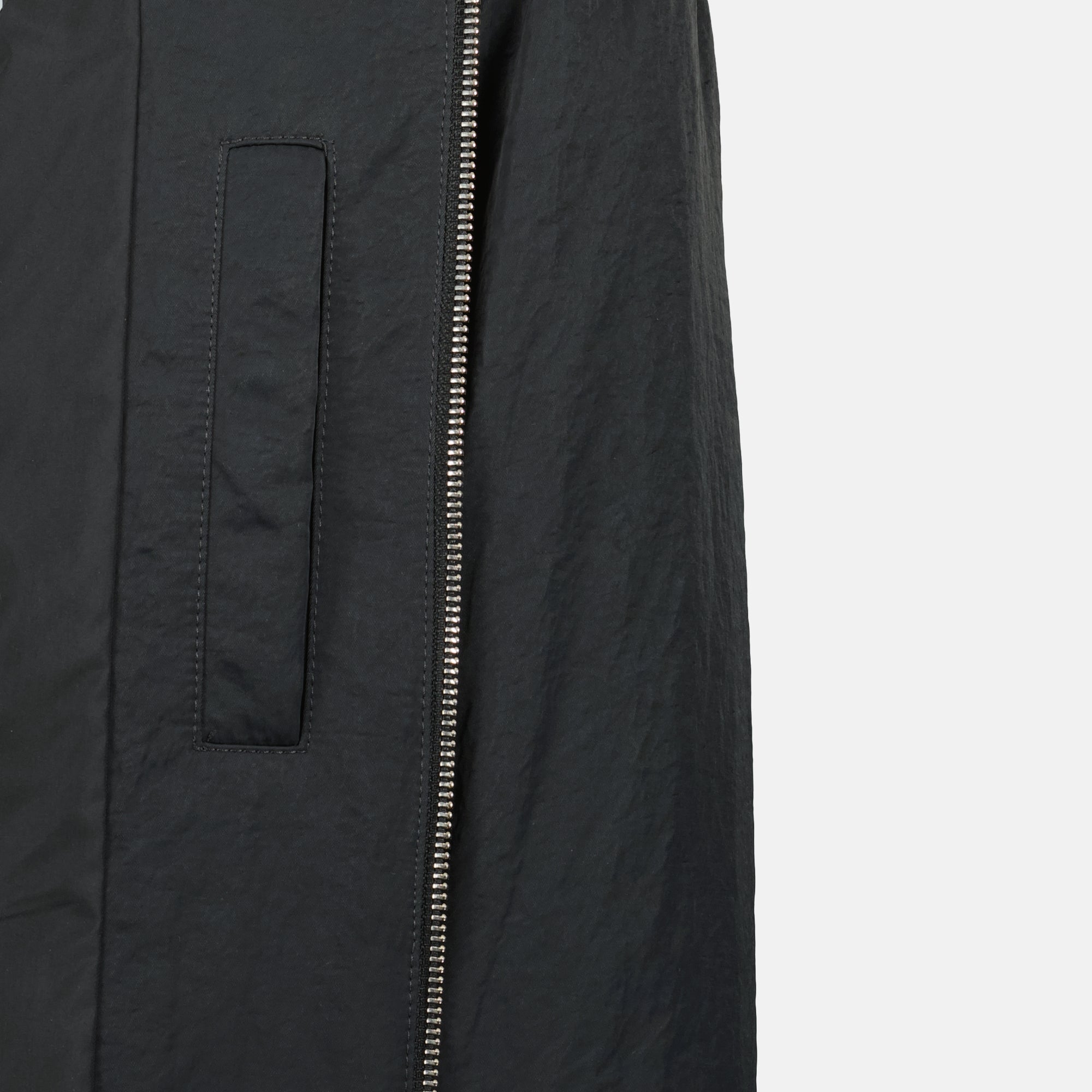 Image of the AMI grey heart zip-up jacket by Ami PARIS for Men - Fall-Winter 2025 - Detailed View_2