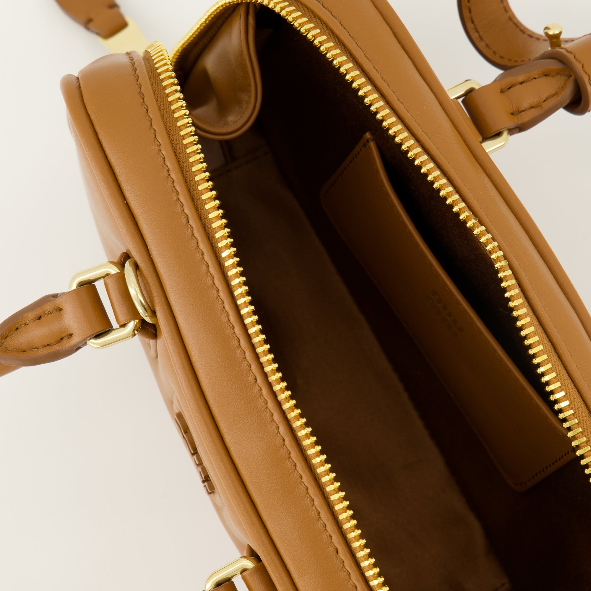 Image de l'article Sac Acardie en cuir marron de la marque Miu Miu pour Femme - Saison Automne-Hiver 2025 - Vue détaillée_3