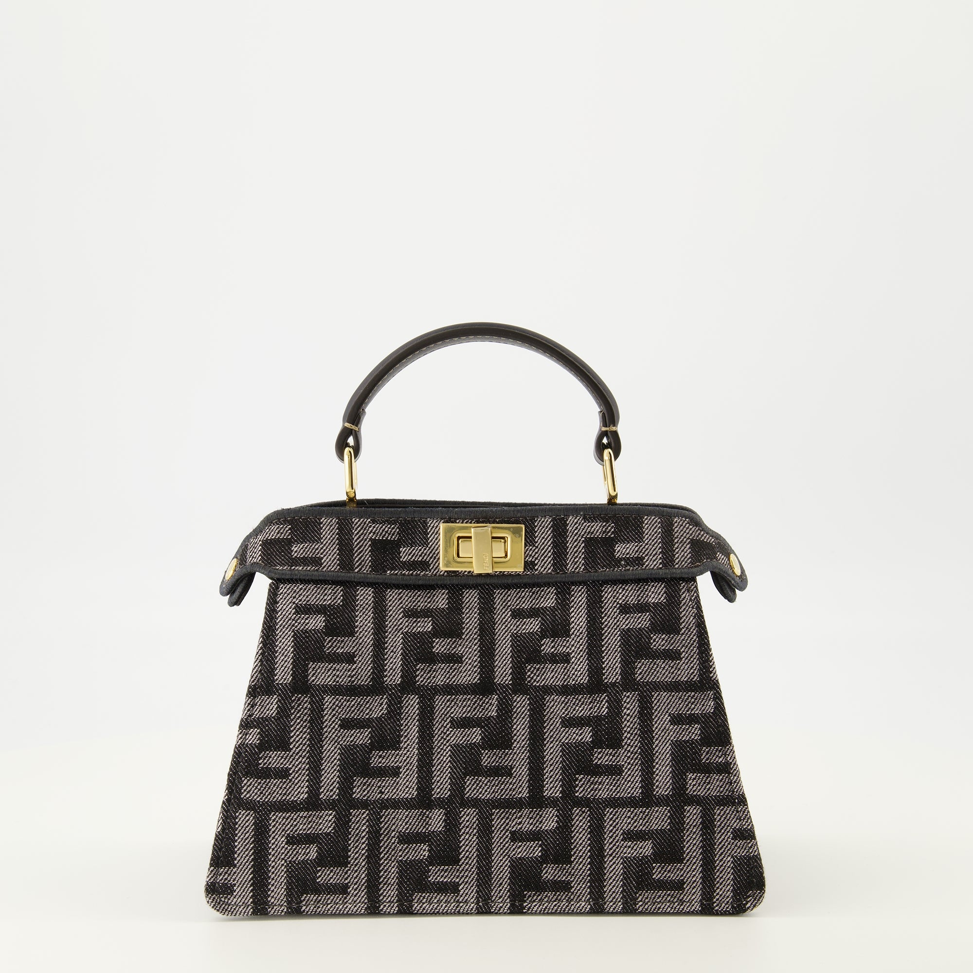 Image de l'article Sac Peekabbo nano en denim FF de la marque Fendi pour Femme - Saison Automne-Hiver 2025 - Vue de Dos
