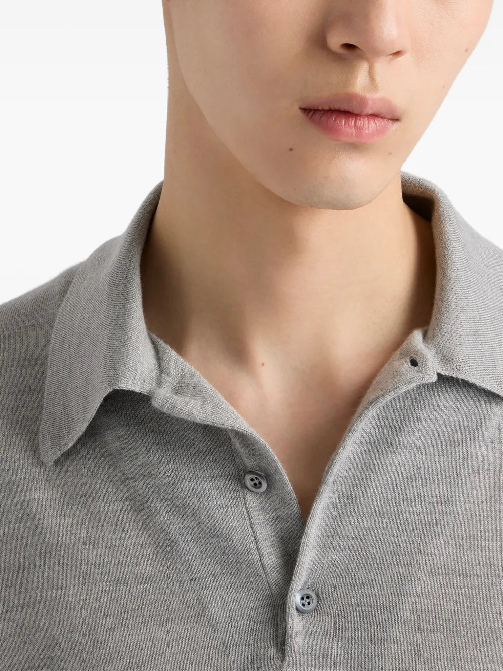 Image de l'article Polo en cachemire et soie de la marque Prada pour Homme - Saison Automne-Hiver 2025 - Vue détaillée_5