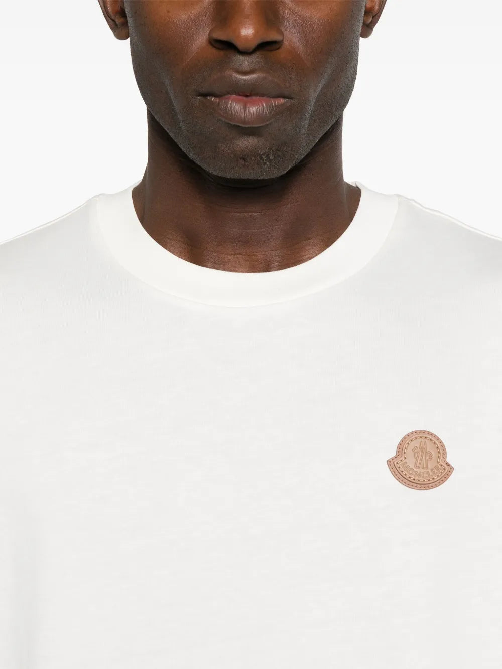 Image de l'article T-shirt à logo en cuir de la marque Moncler pour Homme - Saison Automne-Hiver 2025 - Vue détaillée_4