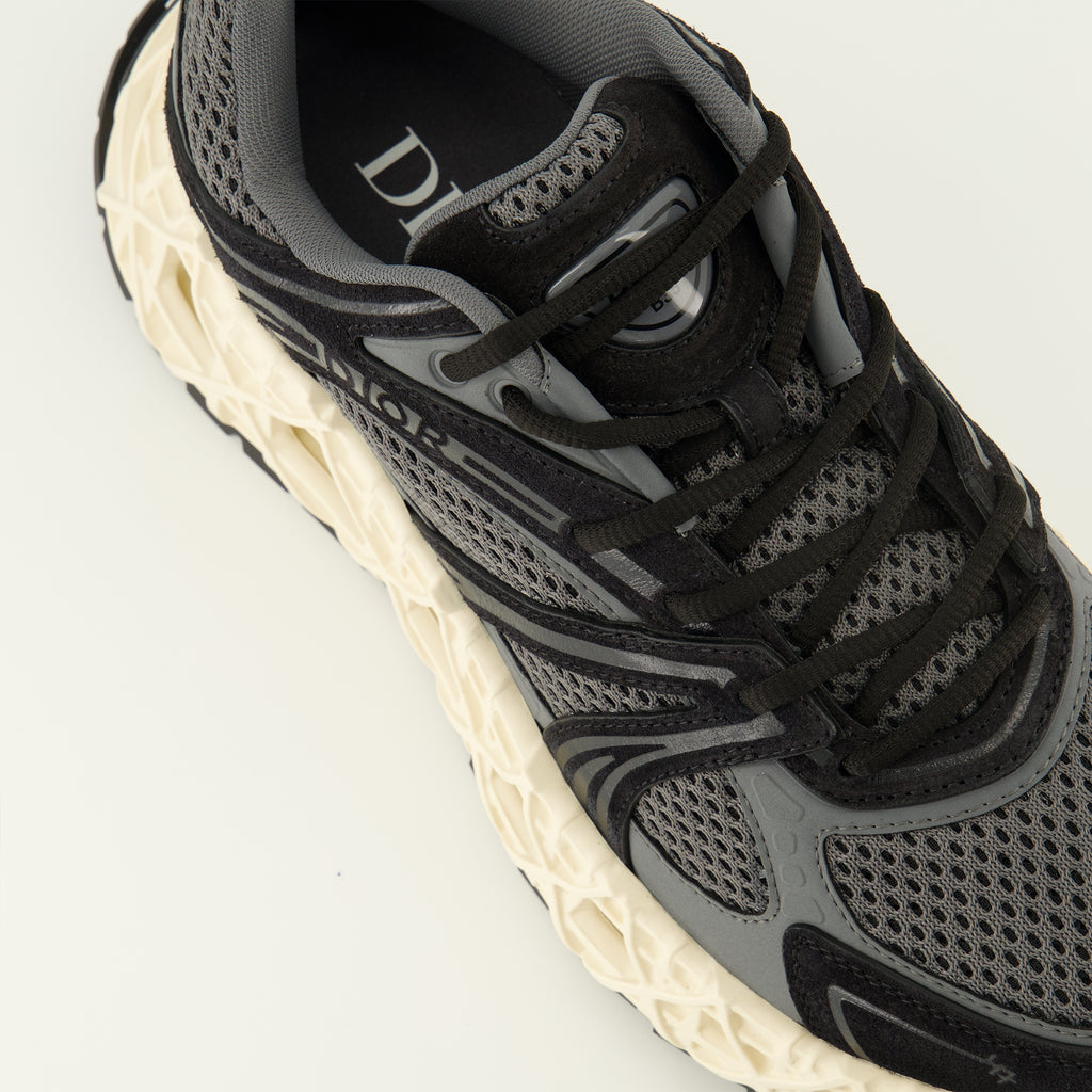 Imagen de las Zapatillas B35 grises de Dior para Hombre - Temporada Primavera-Verano 2026 - Vista detallada desde arriba