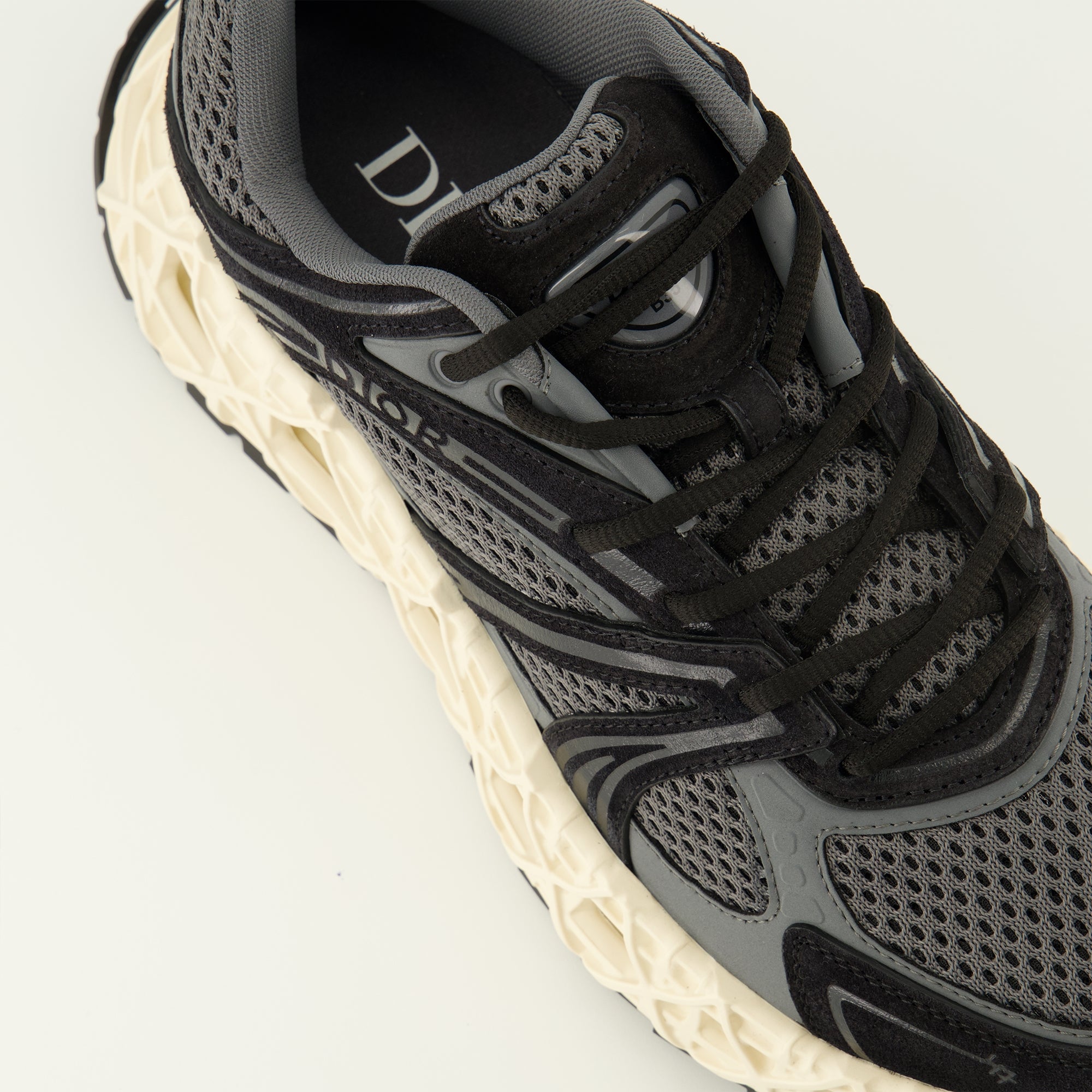 Imagen de las Zapatillas B35 grises de Dior para Hombre - Temporada Primavera-Verano 2026 - Vista detallada desde arriba
